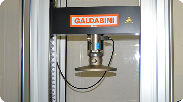 Foto der Universal Zug- und Druckprüfmaschine Galdabini Quasar 100 und ihres Messraums
