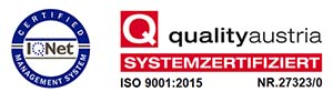 Logo des Compensas Managementsystem zertifierenden Instituts Quality Austria und des Zertifierungsnetzwerks IQNet • Quality Austria and IQNet logo • IQNet和奥地利质量保障服务机构